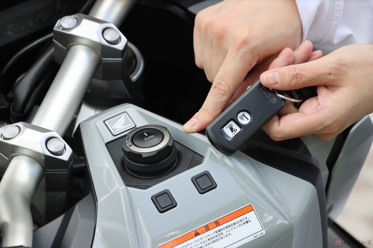 X-ADVはキーレス仕様なので、スターターボタンを押すだけでワンタッチで起動する