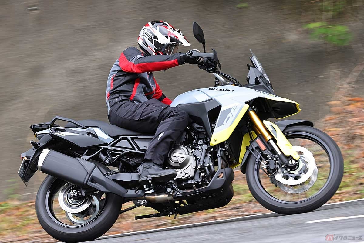 スズキ「V-STROM 800DE」に試乗する筆者(松井勉)