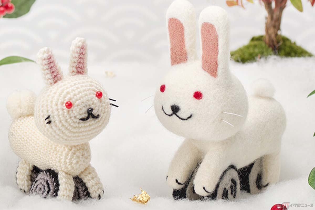 ヤマハ「トリシティ」を擬ウサギ化した「ラビットリシティ」のあみぐるみ(左)と羊毛フェルト(右)