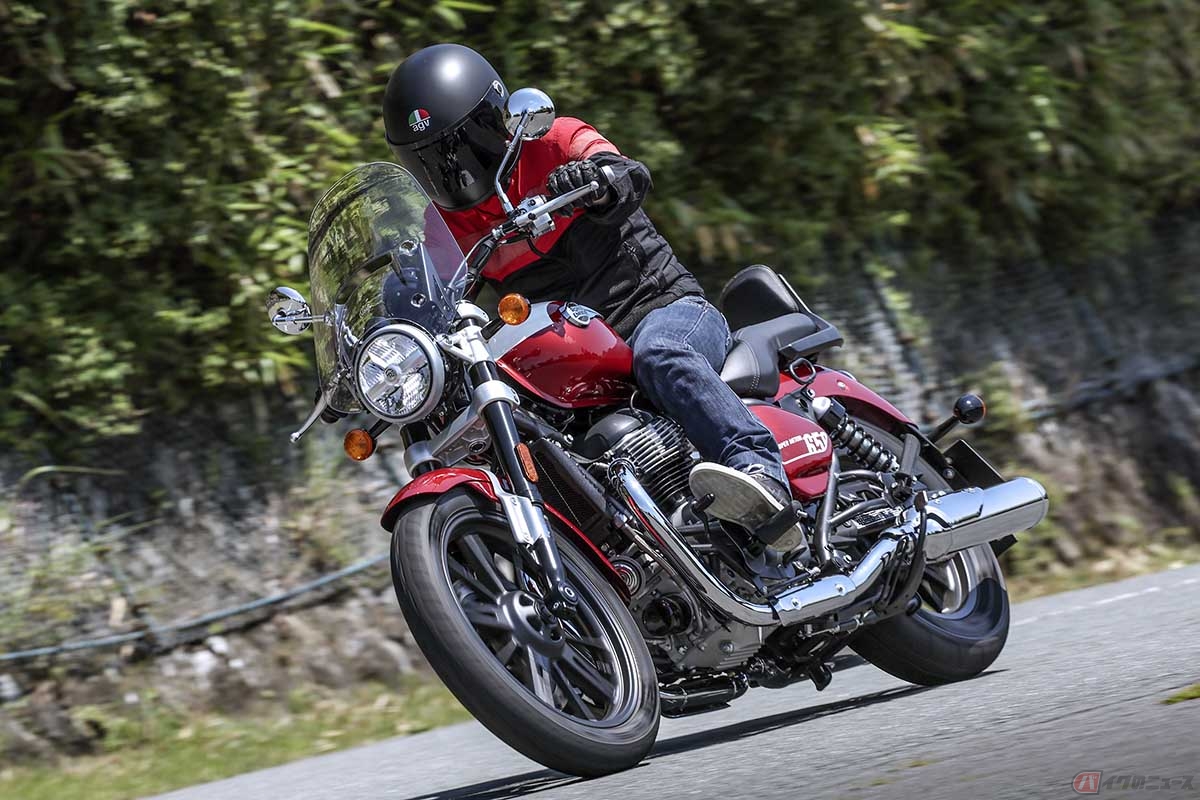 ロイヤルエンフィールド「スーパーメテオ650」ツアラーモデルに乗る筆者（伊丹孝裕）