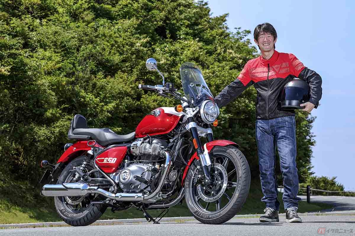 ロイヤルエンフィールド「スーパーメテオ650」ツアラーモデルと筆者（伊丹孝裕）