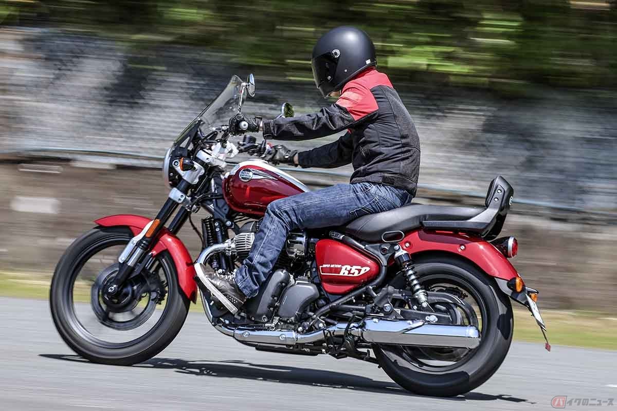 ロイヤルエンフィールド「スーパーメテオ650」ツアラーモデルに乗る筆者(伊丹孝裕)