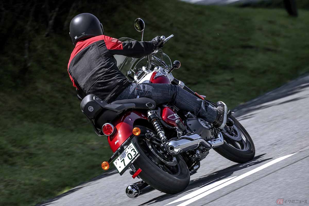 ロイヤルエンフィールド「スーパーメテオ650」ツアラーモデルに乗る筆者（伊丹孝裕）。車体後部にどかっと着座し、いい意味でなりゆきに任せて走ることができます