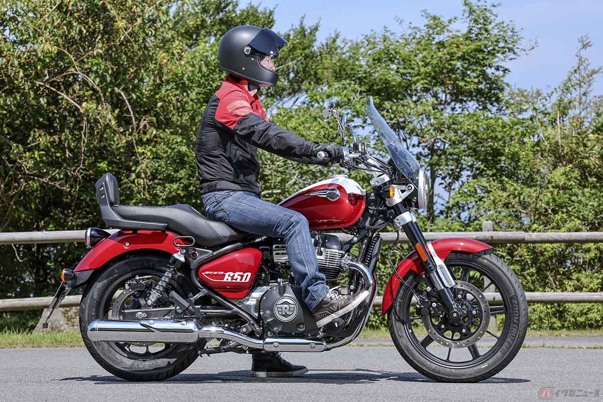 ロイヤルエンフィールド「スーパーメテオ650」ツアラーモデルと筆者（伊丹孝裕）。身長174cmの筆者がまたぐとご覧のようなポジションになります