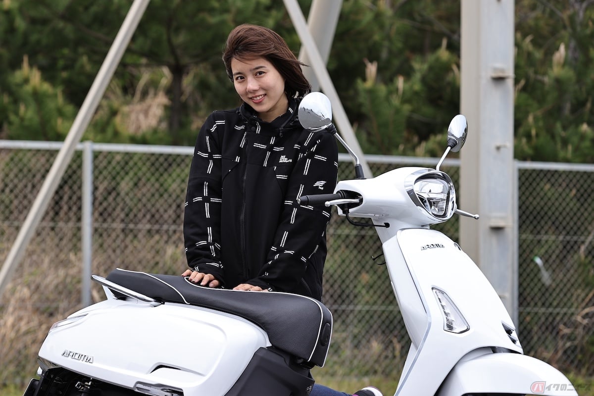 シートの白いラインがキュートなKYMCO『AROMA 150』