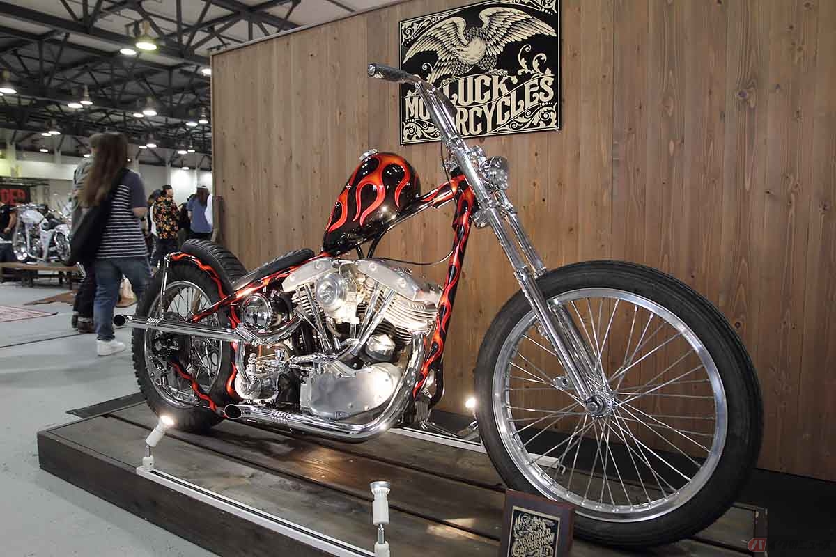 NOCS2023のベストに輝いたのは京都のラックモーターサイクルによるアーリーショベル。ラックの杉原氏といえば海外のカスタムショーにもゲストで招かれ、あのレッドホットチリペッパーズのベーシスト、フリーからカスタムをオーダーされたことでも知られていますが、今回のマシンも世界レベルのクオリティに仕上げられています。ちなみにラックの車両はチョッパージャーナルピックも獲得です