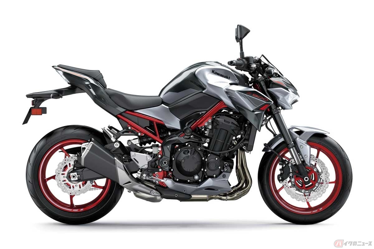 カワサキ「Z900」はキャスターが24.9°でトレールが110mmとなっている。フレームやエンジン、タイヤサイズなどが共通する兄弟モデルの「Z900RS」は、キャスターが25°でトレールが98mmとなっている