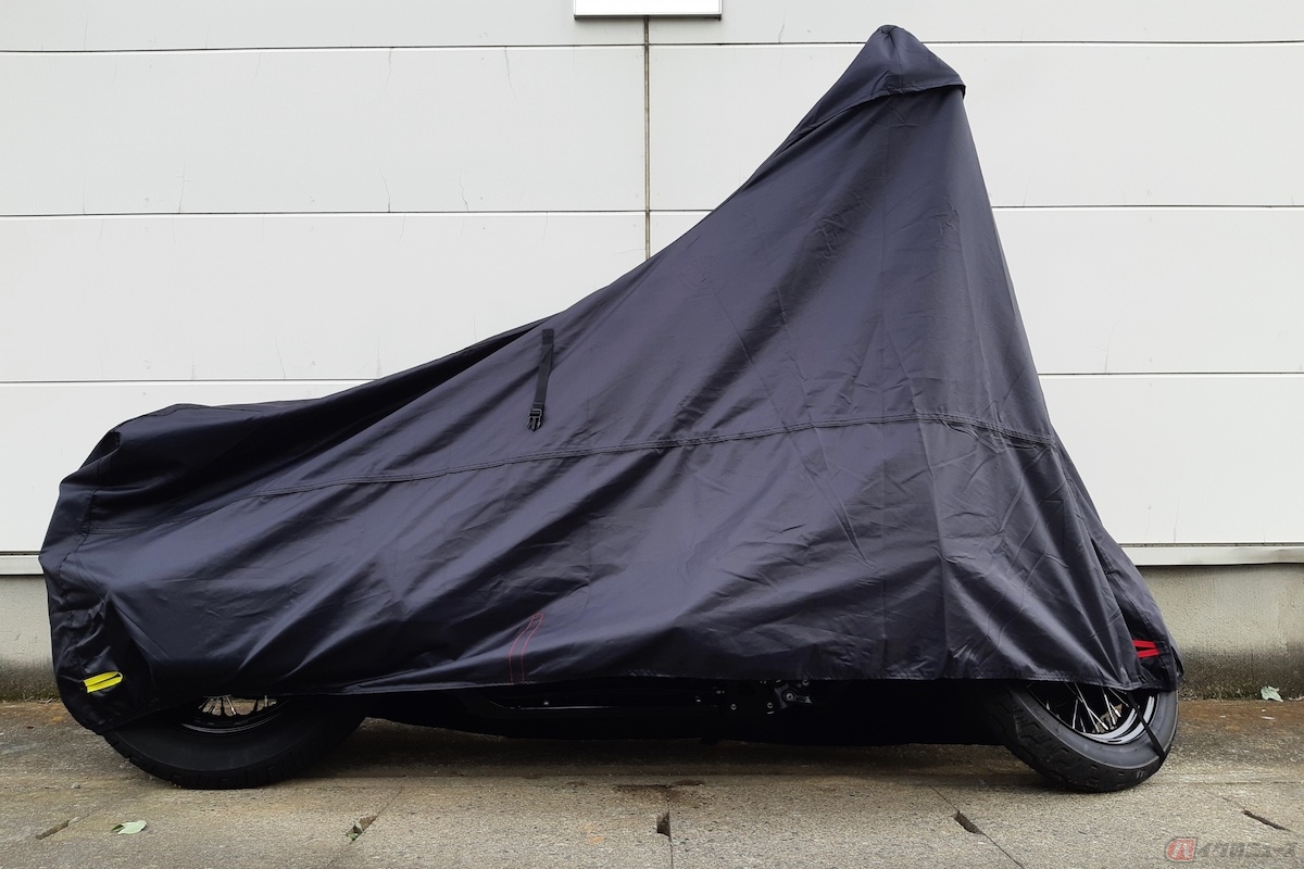 建物や塀などがあれば、壁側にバイクを寄せて駐車するのも有効