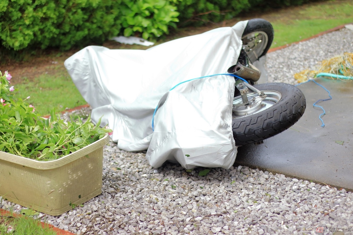 バイクカバーをかけると、ヨットの帆のように強い風をカバー全体で受けてしまい、バイクが倒れてしまう可能性が高くなる
