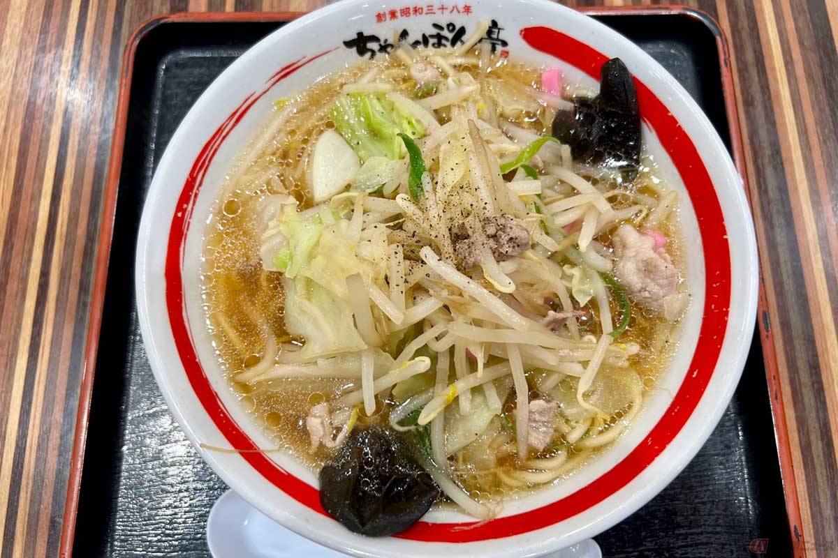 新名神「土山SA」で初めて味わった「近江ちゃんぽん」（920円）は、昭和38年に滋賀県の彦根で創業した「麺類をかべ」という食堂の人気メニューがはじまりとのこと。長崎ちゃんぽんとは異なる、和風出汁のご当地ちゃんぽん