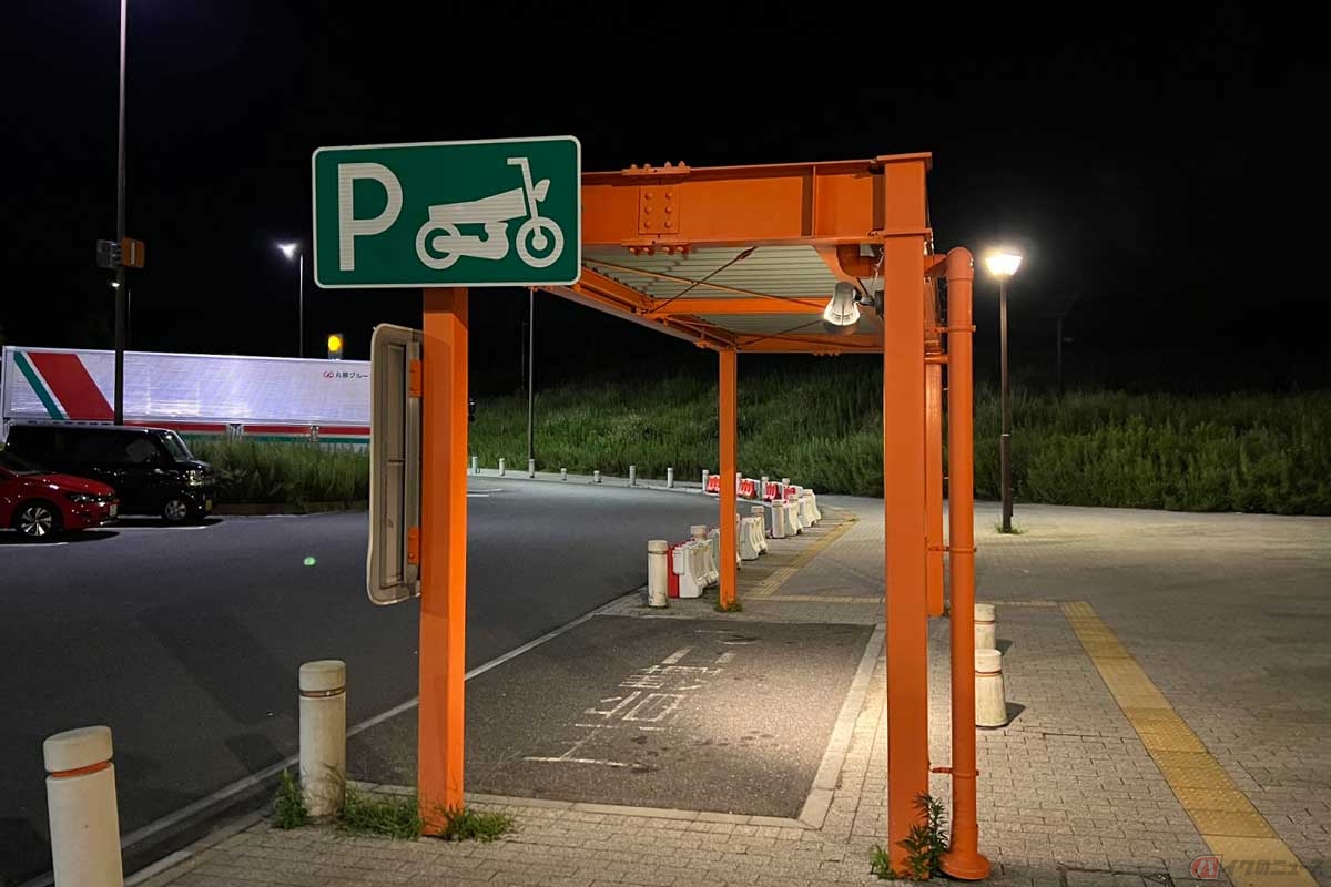 「土山SA」は上下集約型の施設。どちらにも屋根が設置された2輪専用の駐輪スペースが備わっている