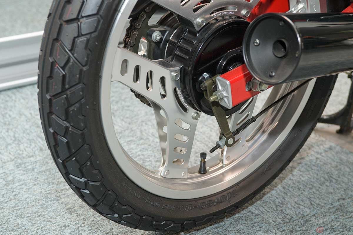 ホンダ独自のアルミプレートを組み合わせて構成されるコムスターホイール。この形状はブーメラン型と呼ばれた