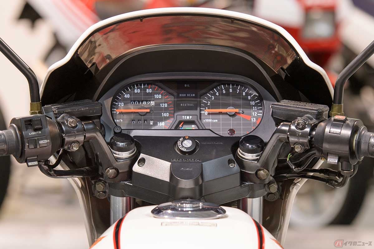 上級車種と近い構成のコックピット。セパレートルハンドルもこの時期のホンダの定番
