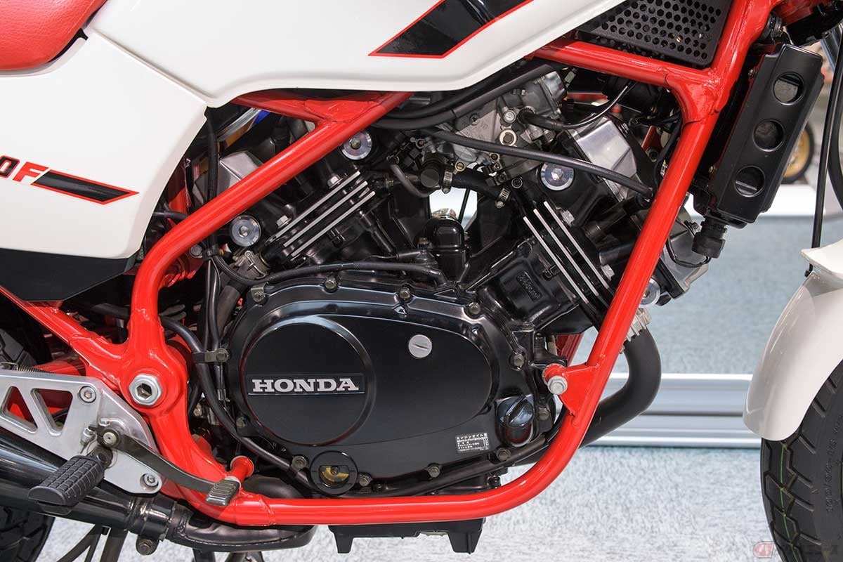 水冷4ストローク90度V型DOHC8バルブ(1気筒あたり4バルブ)エンジンを搭載。スラント型キャブレター装備