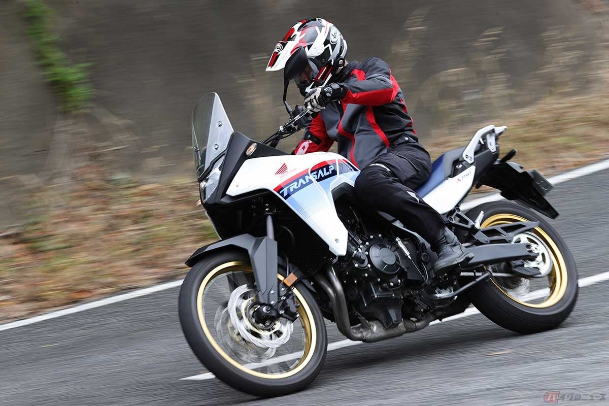 実際の燃費はどうなのか? ホンダ「XL750 TRANSALP」を走らせる筆者(松井勉)