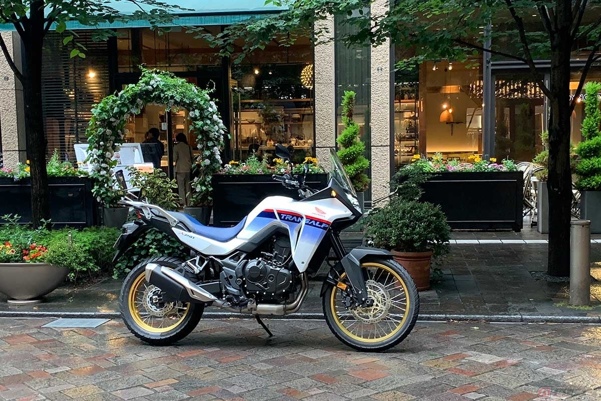 いざ、燃費の実走計測へ。市街地燃費計測では丸の内オフィス街も経由