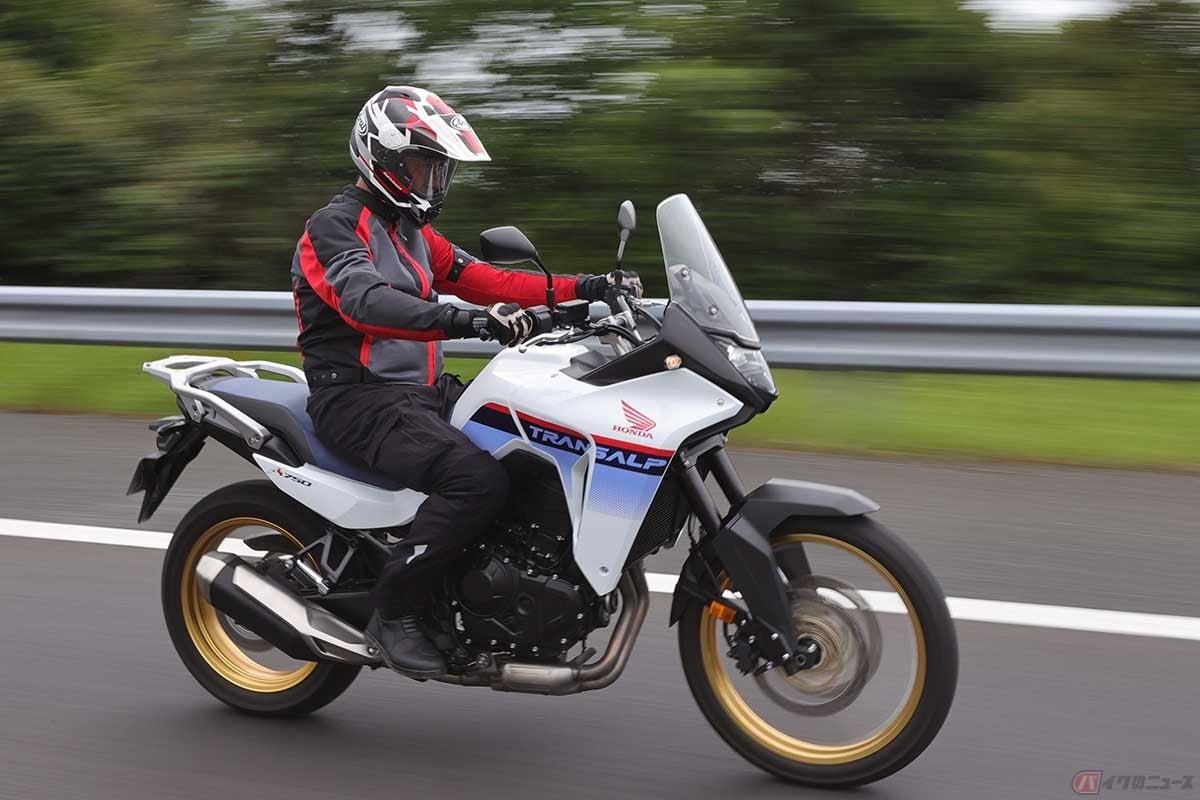 高速道路では空力特性に優れたフェアリングの恩恵で極めて快適な走り