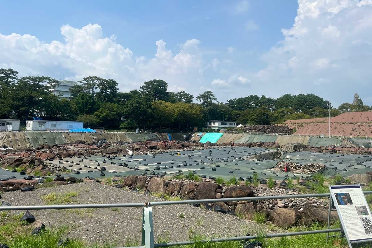 「天守台」は現在も発掘調査中。見学ゾーンも設けられ公開されている。2016年から2020年にかけて掘削による調査が行なわれ、現在は出土した遺物の整理などが行なわれているようだ