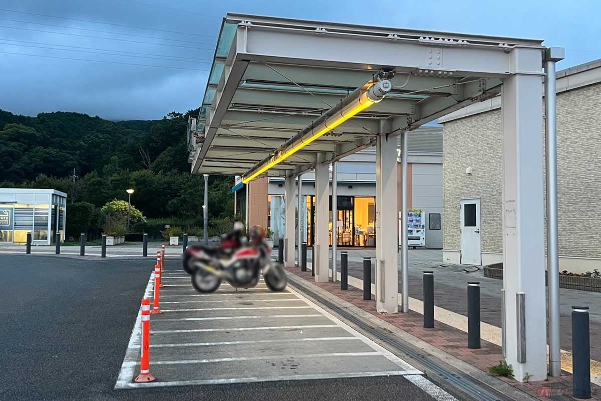 10台以上並べられる2輪車専用の駐車スペースには屋根も完備