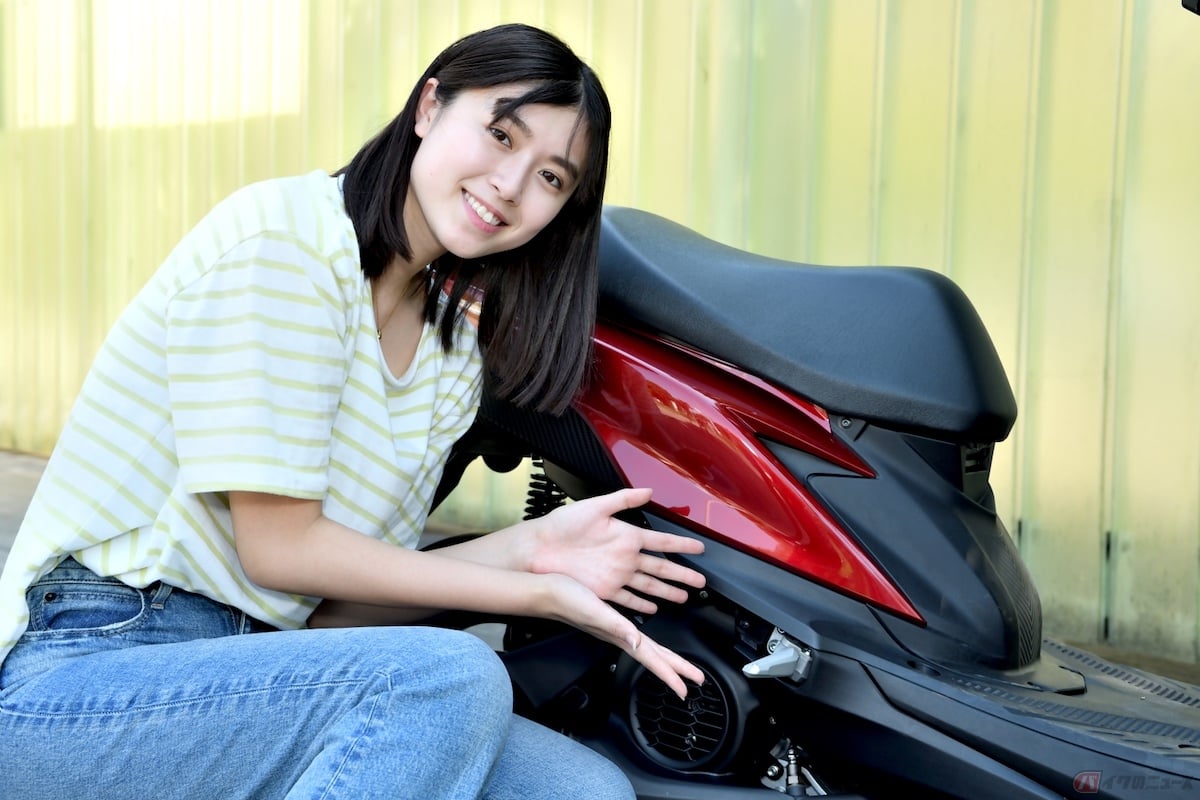 ジョグ125には、ワンプッシュ式で出し入れできるタンデムステップも装備されています