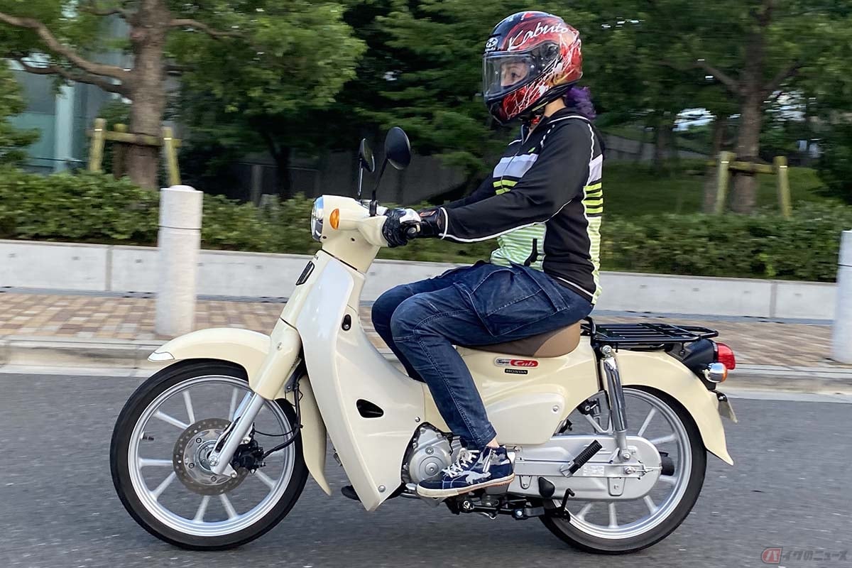 ホンダ新型「スーパーカブ110」の走りを楽しむクリスさん