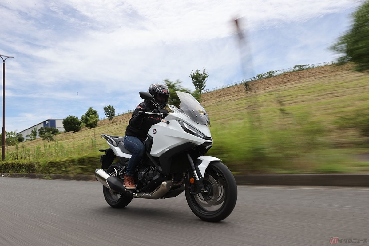 ホンダ「NT1100」の走りを楽しむ筆者(先川知香)