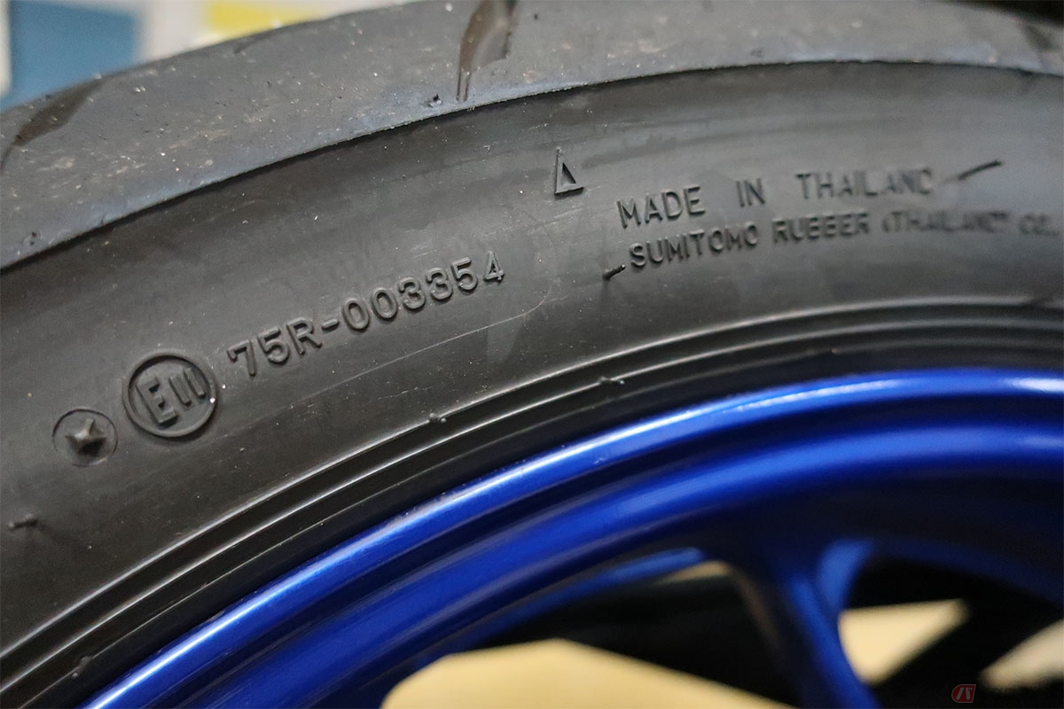 タイヤの使用期限は見た目や走行フィーリングに変化がなくても5年を目途にする。