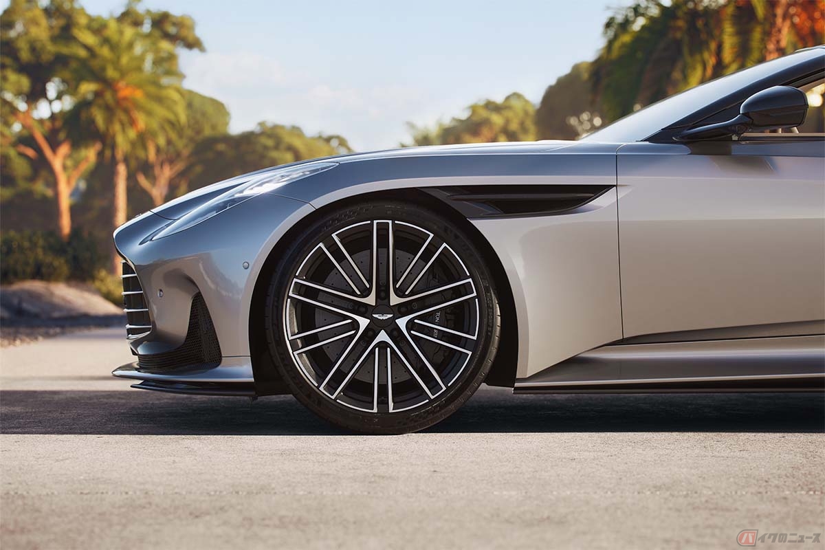 アストンマーティンが公開した究極のオープントップ・スーパーツアラー、新型「DB12 Volante」