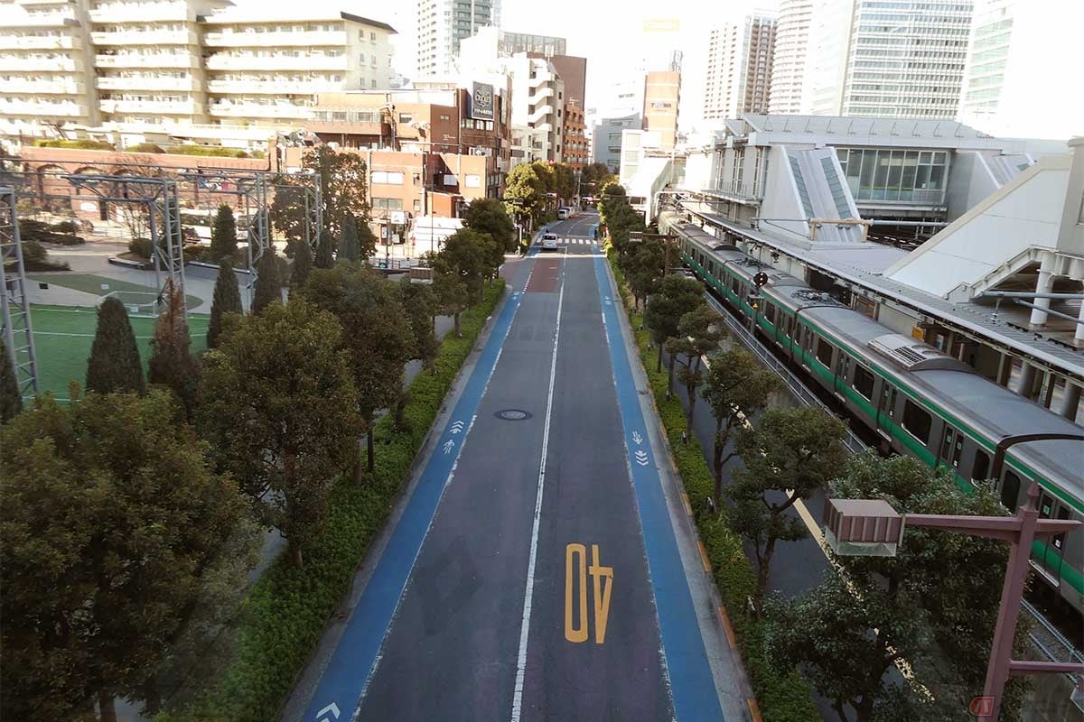 路面がブルーで塗られた自転車専用通行帯はバイクやクルマは通行不可