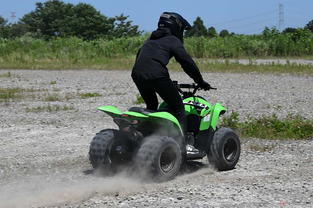 オフロードコースでカワサキ「KFX90」走らせる石塚健選手