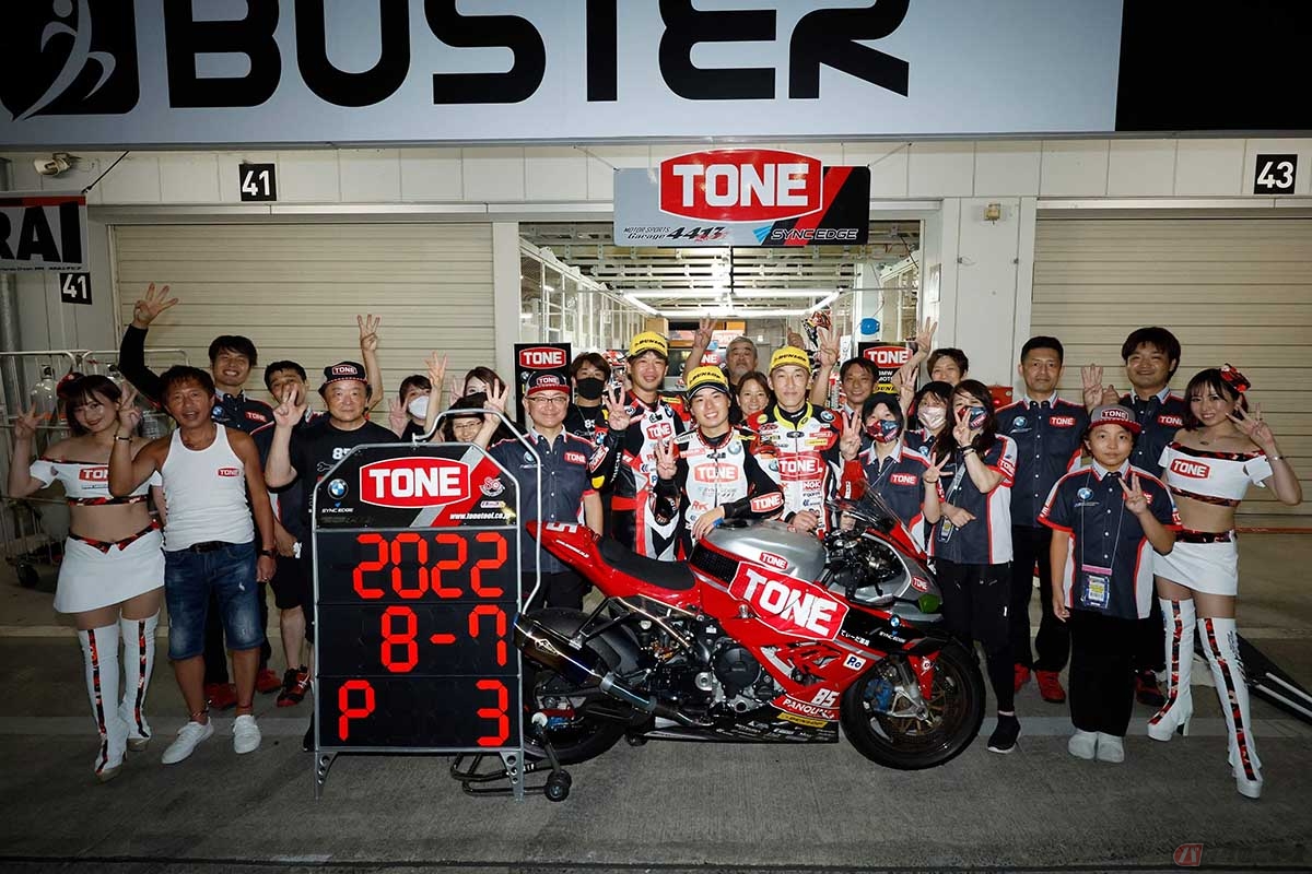 鈴鹿8耐を共に戦ったTONE RT SYNCEDGE4413 BMWチームの集合写真
