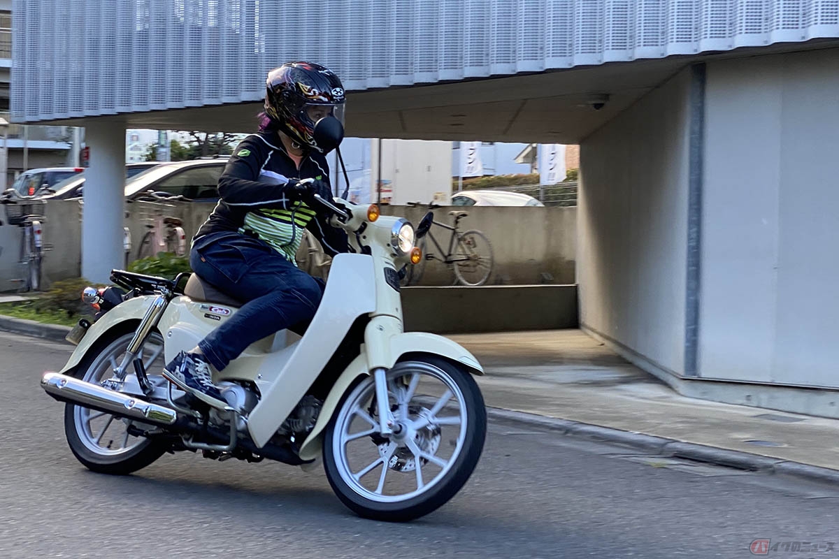 ホンダ新型「スーパーカブ110」の走りを楽しむクリスさん
