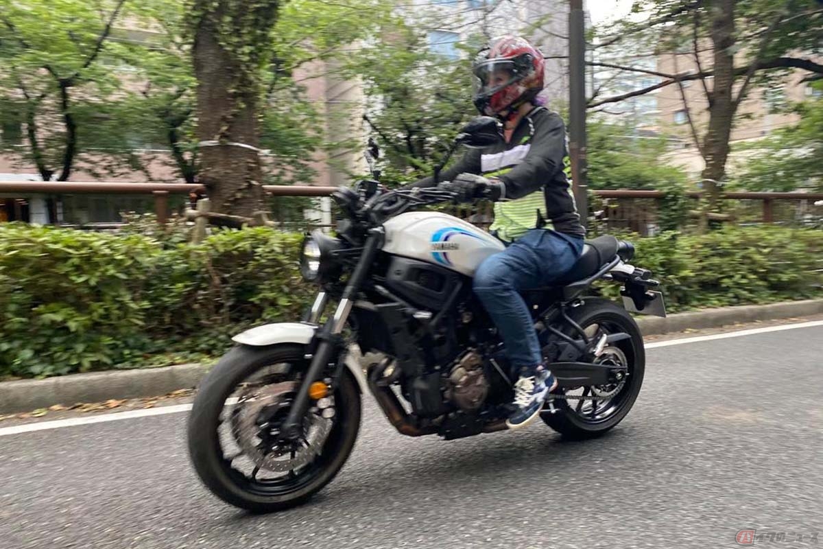 ヤマハ新型「XSR700」の走りを楽しむクリスさん