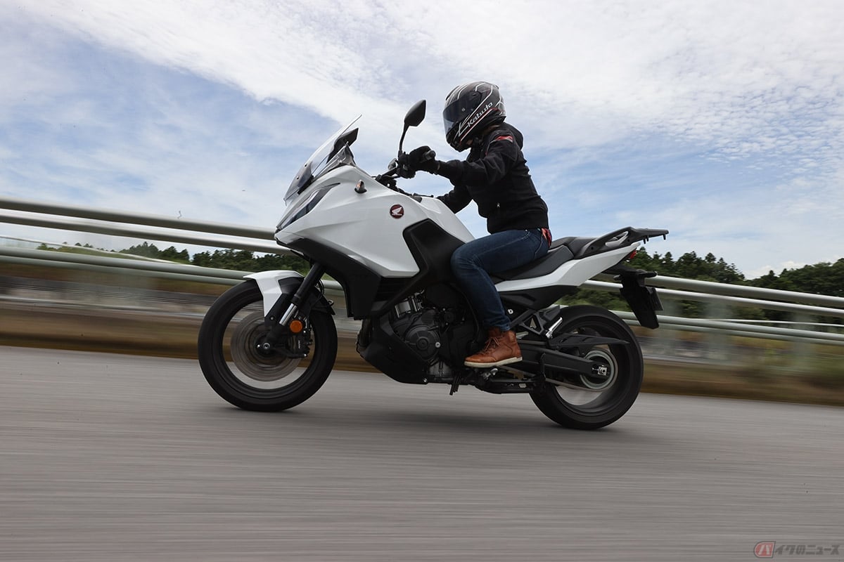 ホンダ「NT1100」の走りを楽しむ筆者(先川知香)