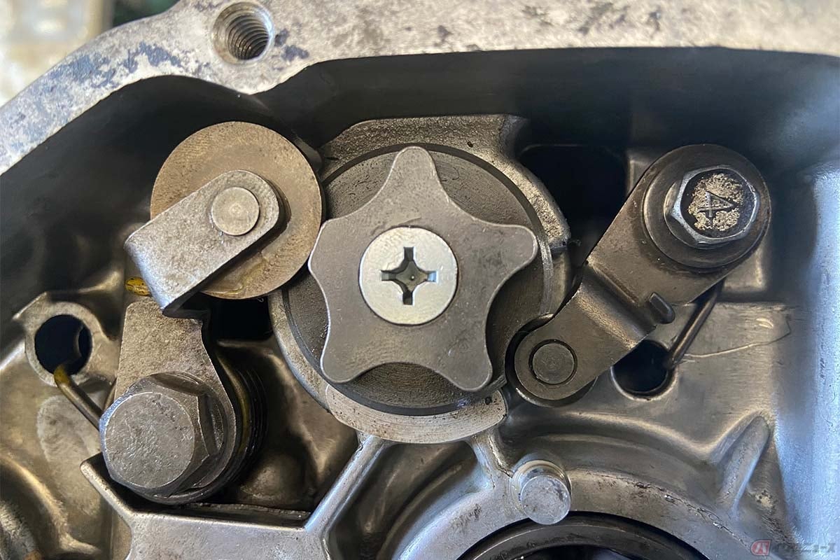 ホンダ「CB125」はニュートラル専用のシフトドラムストッパーが追加されている