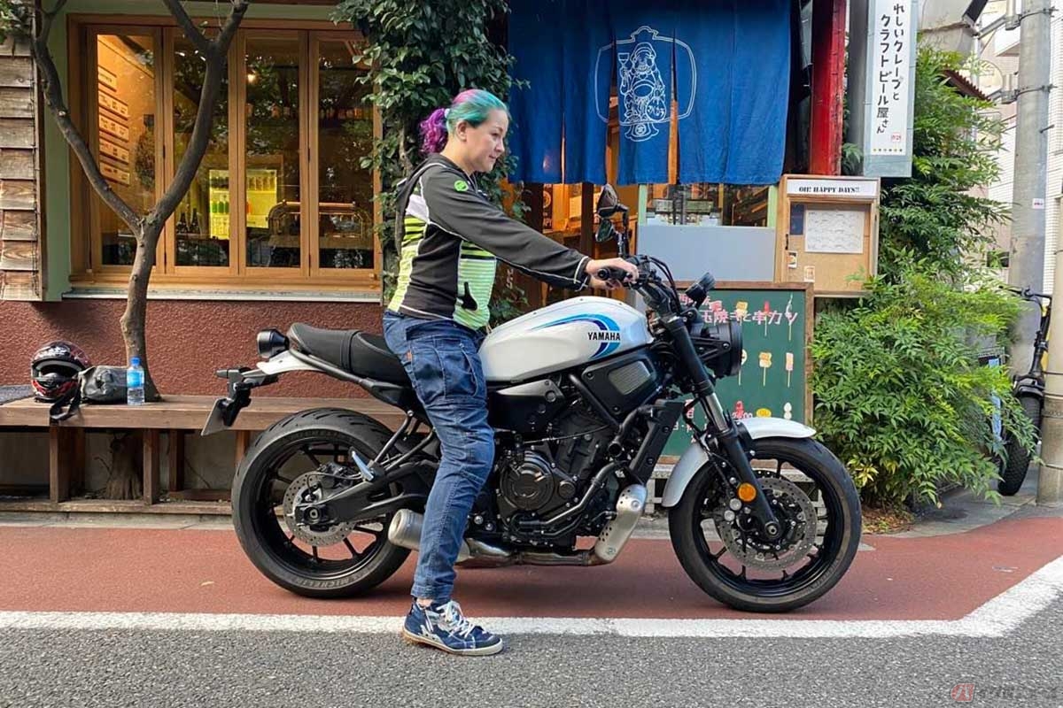 ヤマハ新型「XSR700」の足つきは身長170㎝弱のクリスさんでもギリギリ