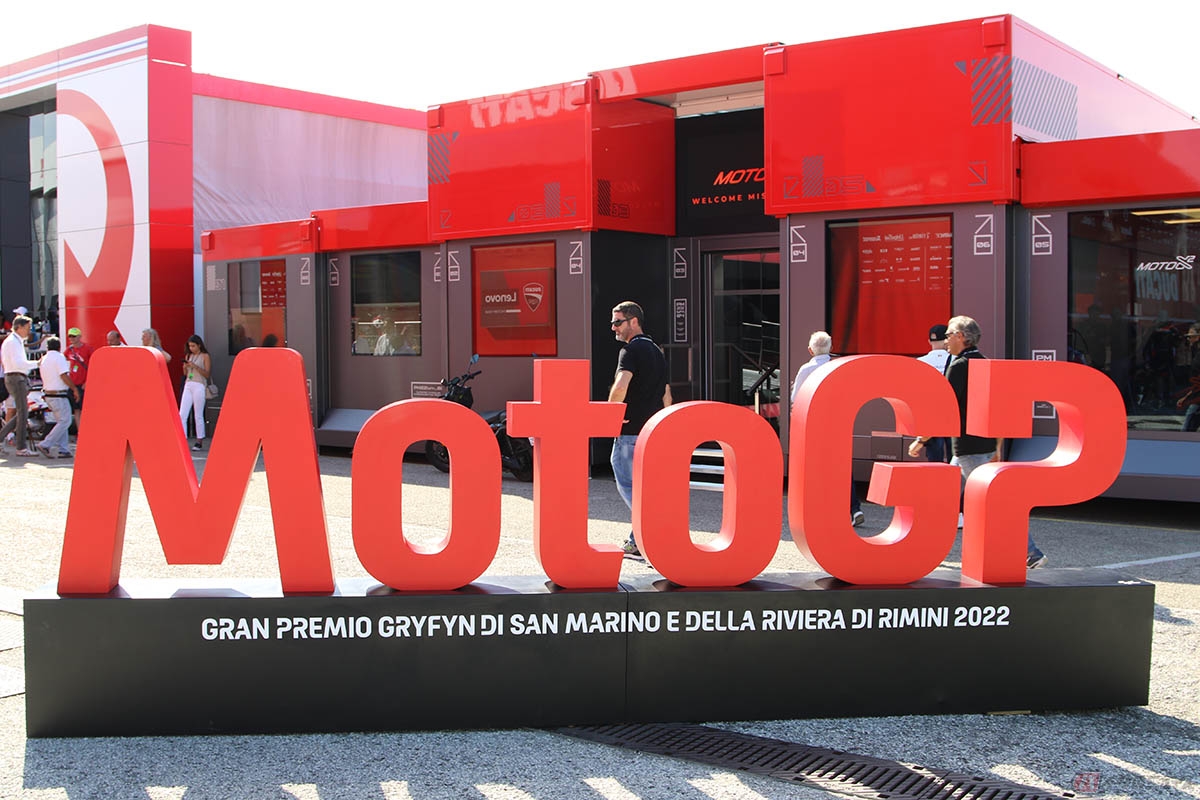 MotoGP サンマリノグランプリのパドックにあったモニュメント