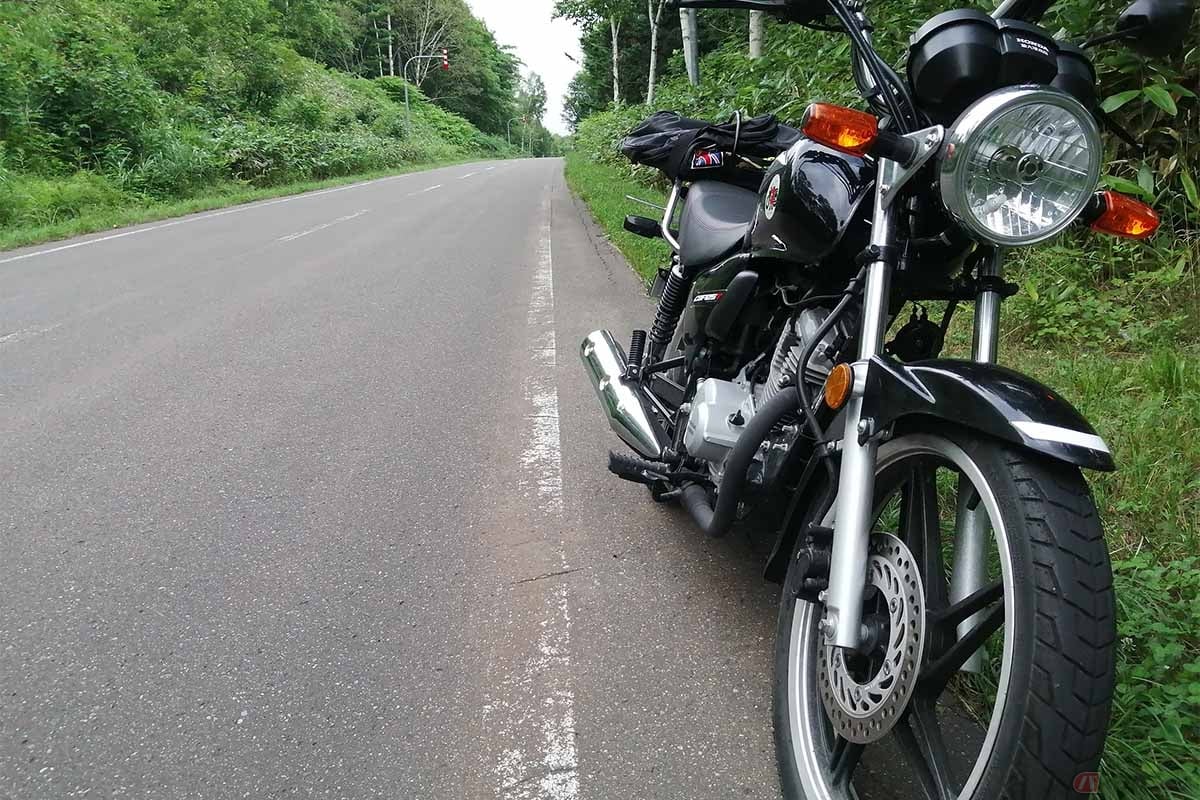 坂道にバイクを停める際は、ギアは1速に入れておくのがおススメ