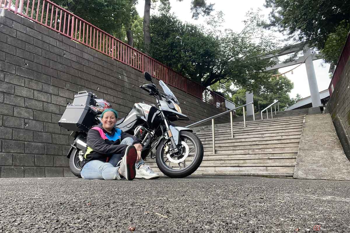 五羊ホンダ「CB190X」とクリステル・チアリさん
