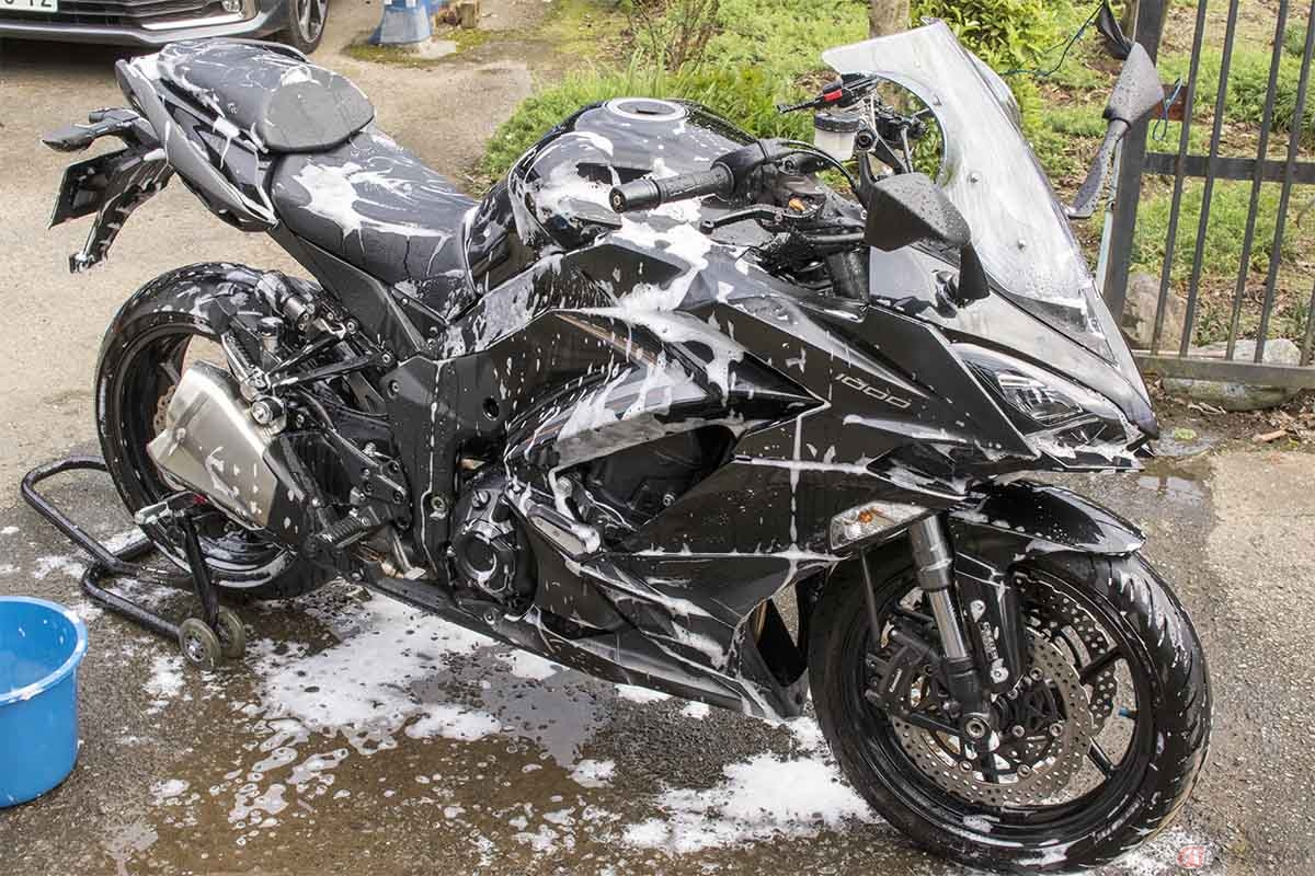 バイクを洗車する際は水をかけても問題は無いが水をかける向きが重要