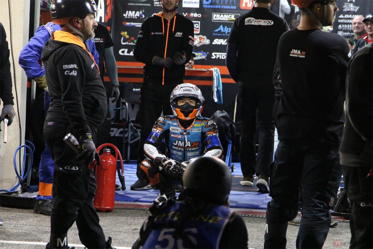走行直前、ピットでライダー交代を待つ石塚健選手