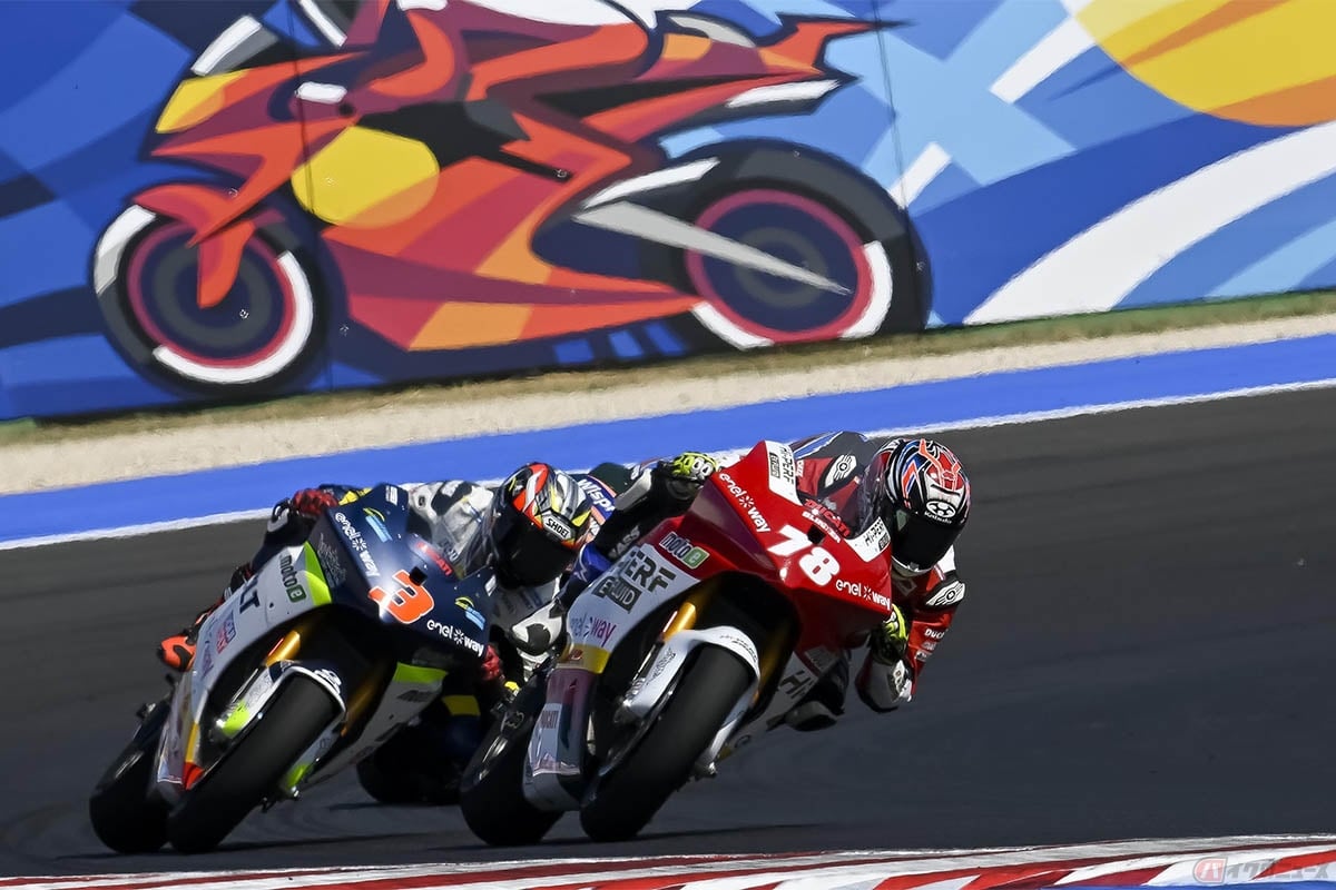 MotoE世界選手権最終戦でイタリアにあるミサノ・ワールド・サーキット・マルコ・シモンチェリを走る大久保光選手