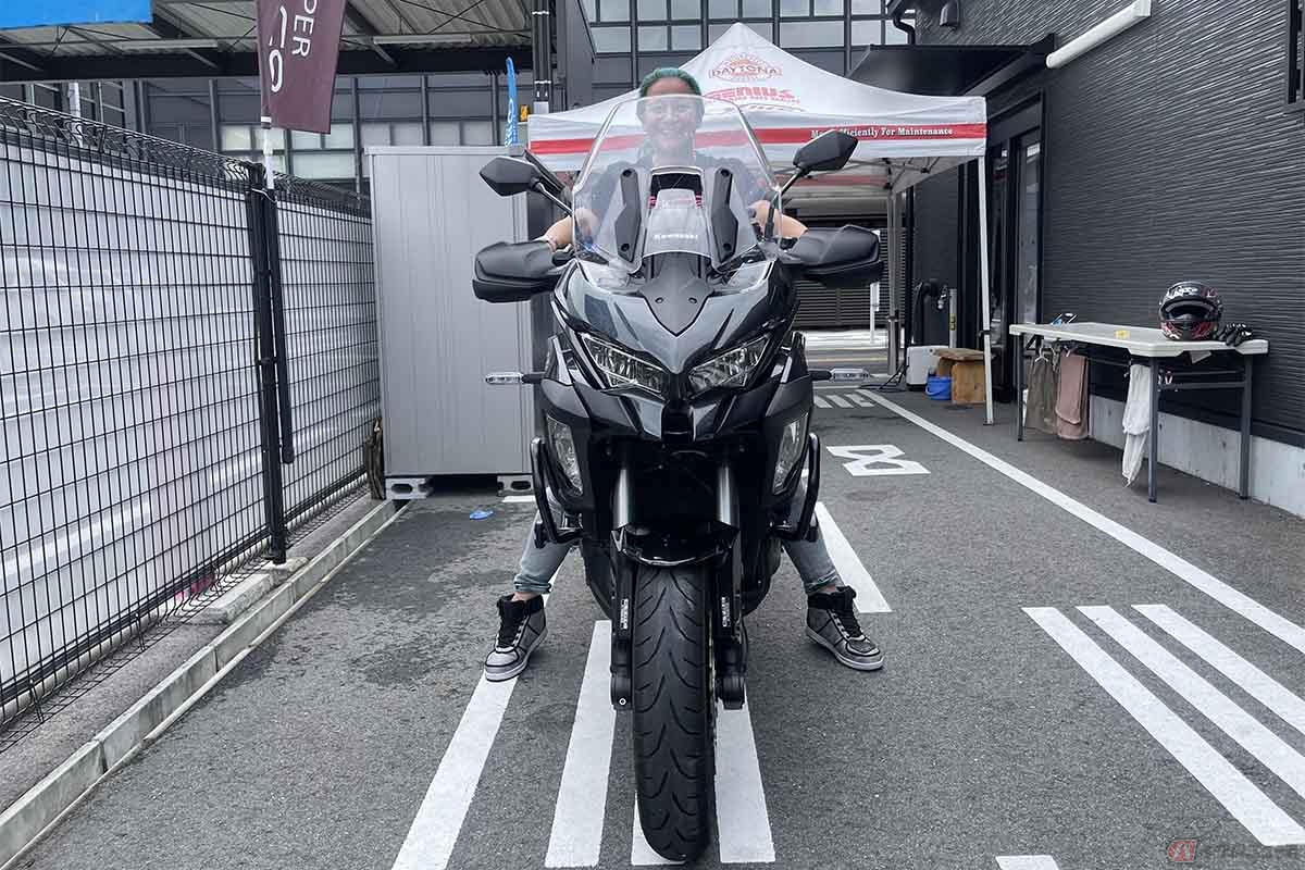 カワサキ「ヴェルシス1000」に跨るクリステル・チアリさん