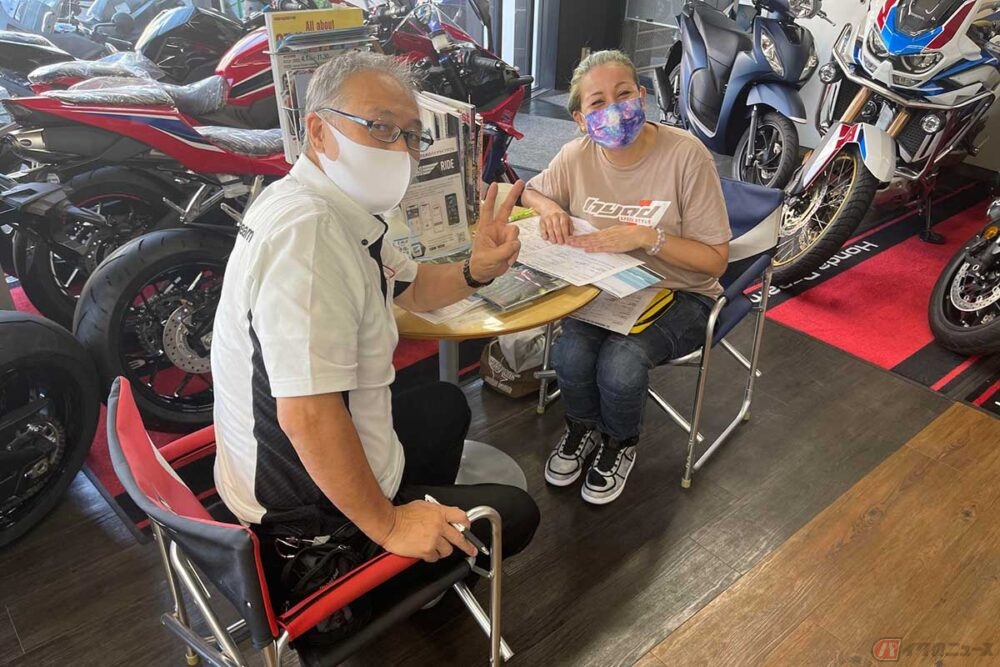 ホンダドリーム川崎中原店でバイク購入の相談をするクリスさん