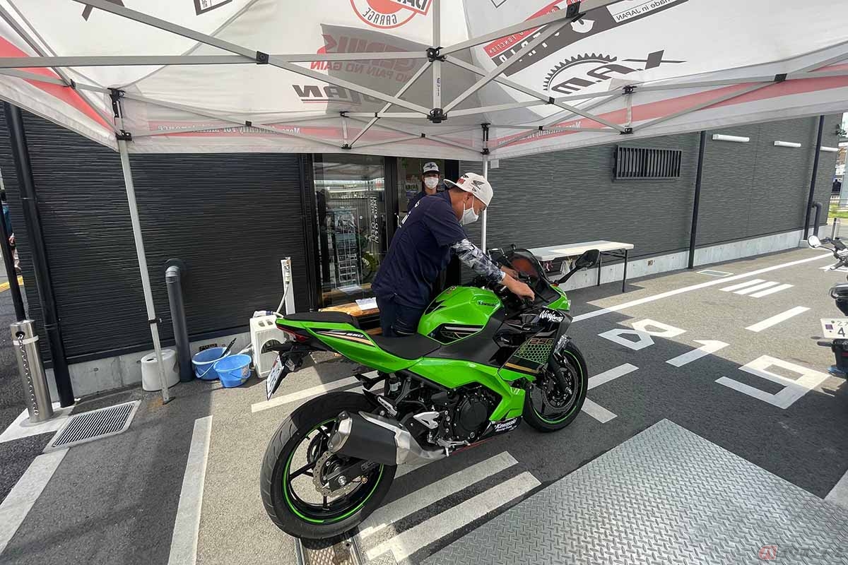 クリスさんがレンタルしたカワサキ「ニンジャ250」