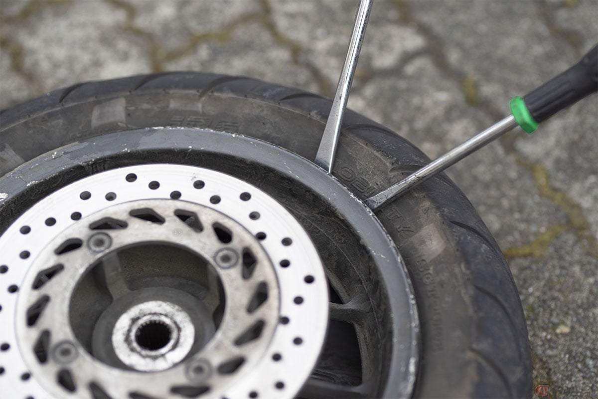 個人的にDIY整備をすることは違反ではないが、費用面や手間を考慮すると、整備士に依頼するのが賢明