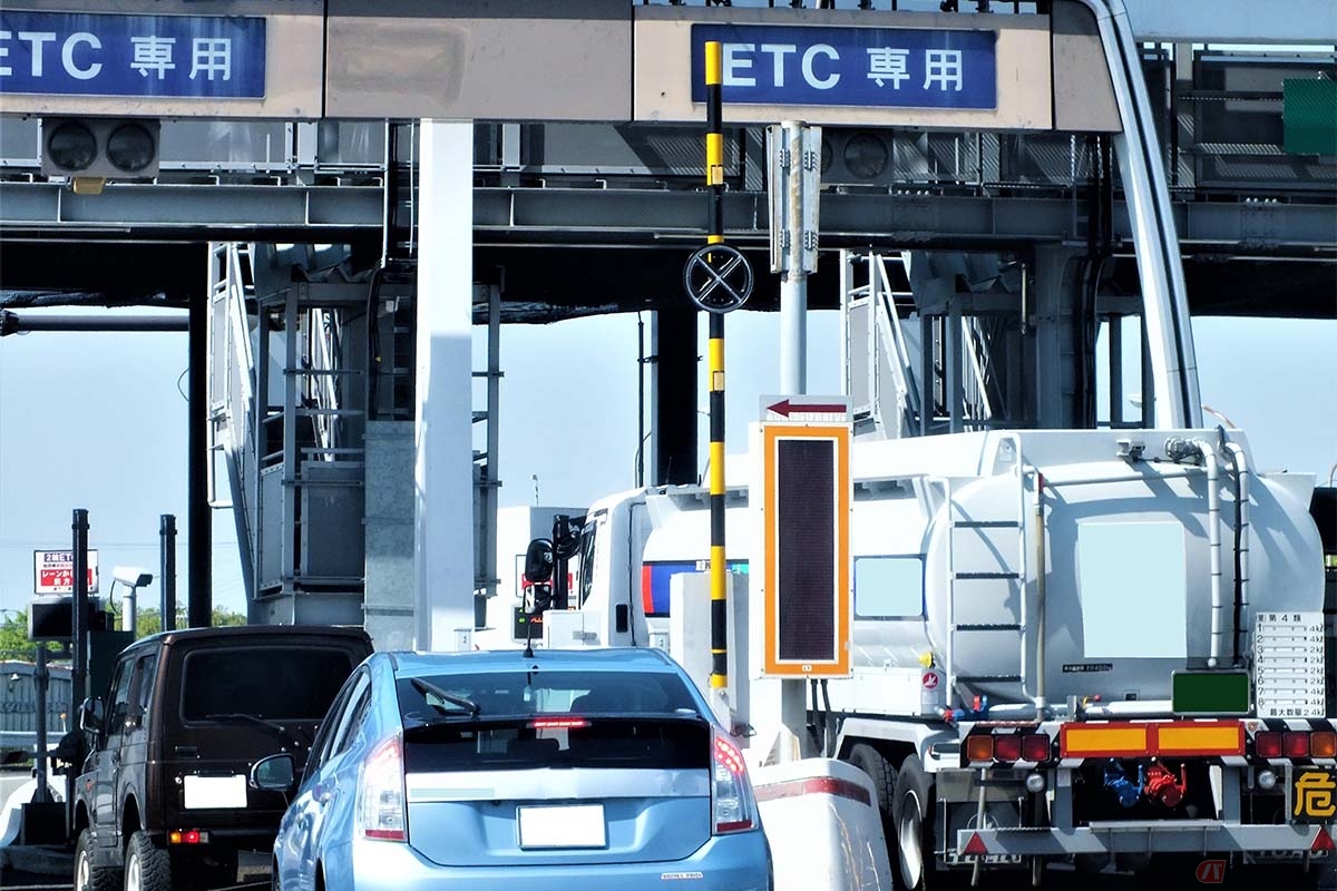 「カルガモ走行」は前のクルマとの車間距離を詰めてETCゲートを通過する事で走行料を払わないで高速道路を利用する不正行為