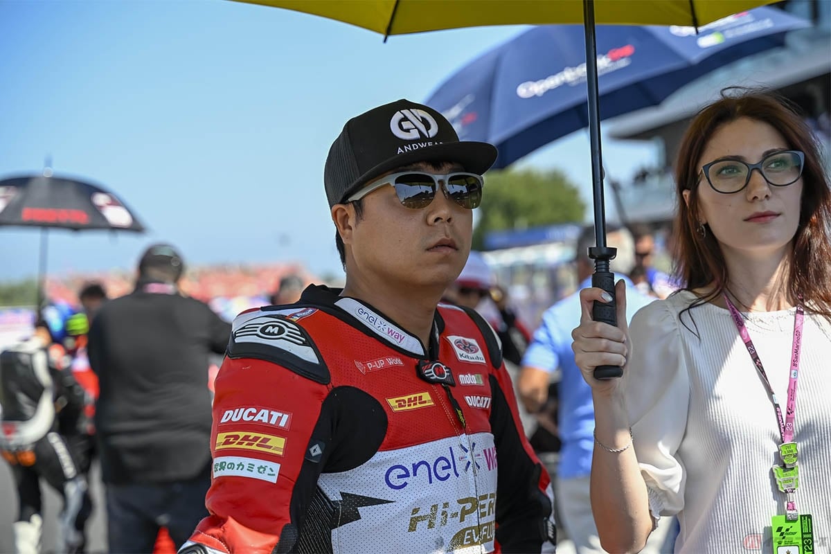 MotoE世界選手権最終戦のグリッドに並ぶ大久保光選手