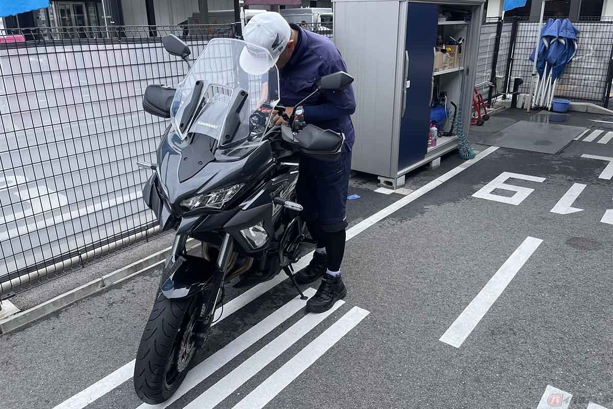 バイクを調整中の櫛田店長