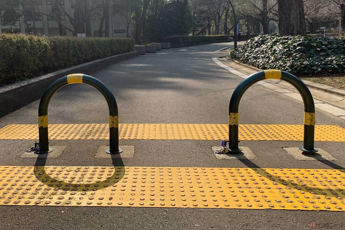 自転車の単独転倒を避けるため、市街地の舗装路面で気を付けたいシチュエーション